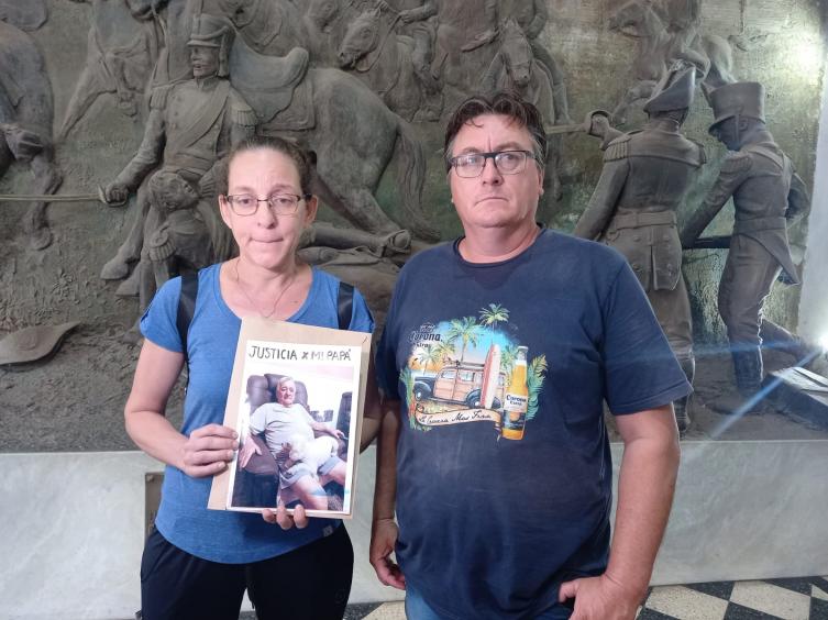 Los hijos del comerciante asesinado fueron recibidos por funcionarios