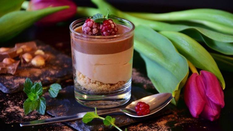 Postres de chocolate, galletitas y frutos rojos