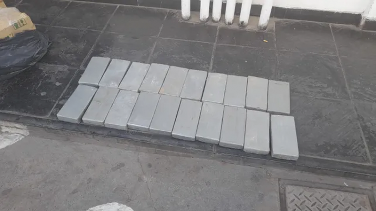 Arrestaron a 25 personas, secuestraron una cocina de cocaína y kilos del mismo narcótico 