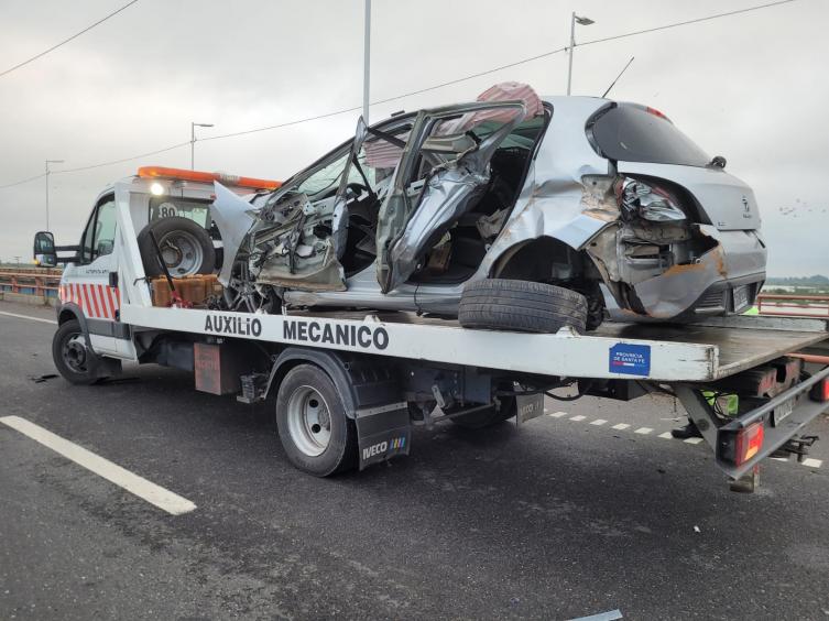 Perdieron el control de auto y chocaron contra la baranda del puente sobre el río Salado 