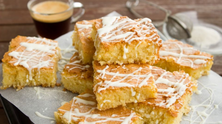 Torta húmeda de manzanas y yogur