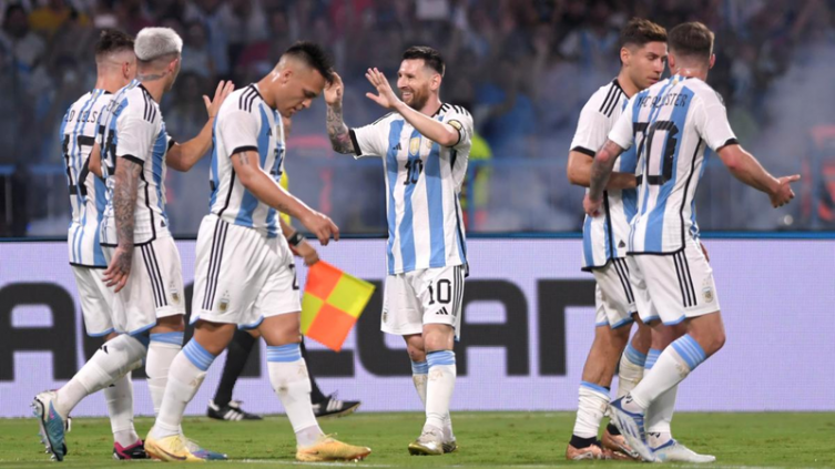 Argentina goleó 7-0 a Curazao, y un hat-trick de Messi en la fiesta de los campeones 