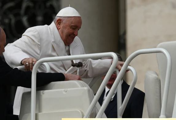 El Papa permanecerá internado por varios días por una infección pulmonar