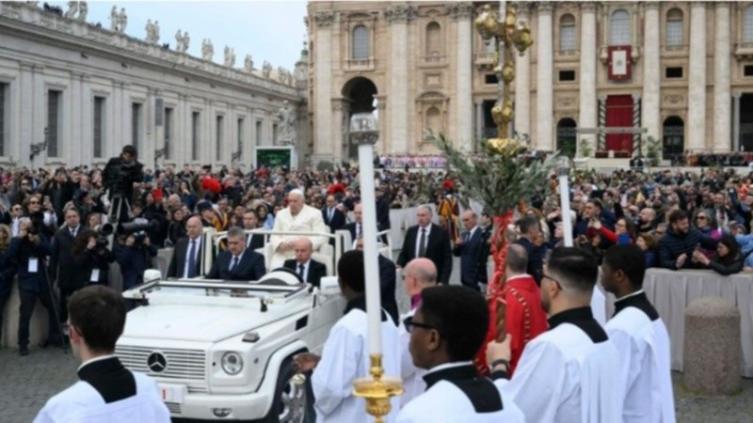 Francisco celebró la misa por el Domingo de Ramos tras ser dado de alta