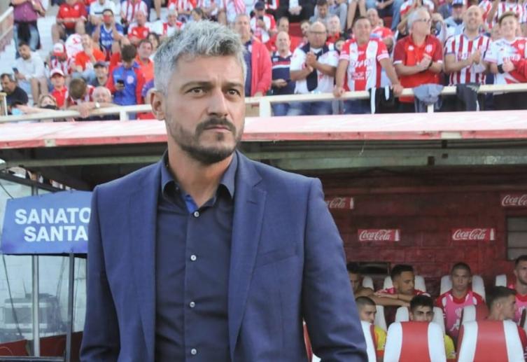 Gustavo Munúa dejó de ser el entrenador de Unión