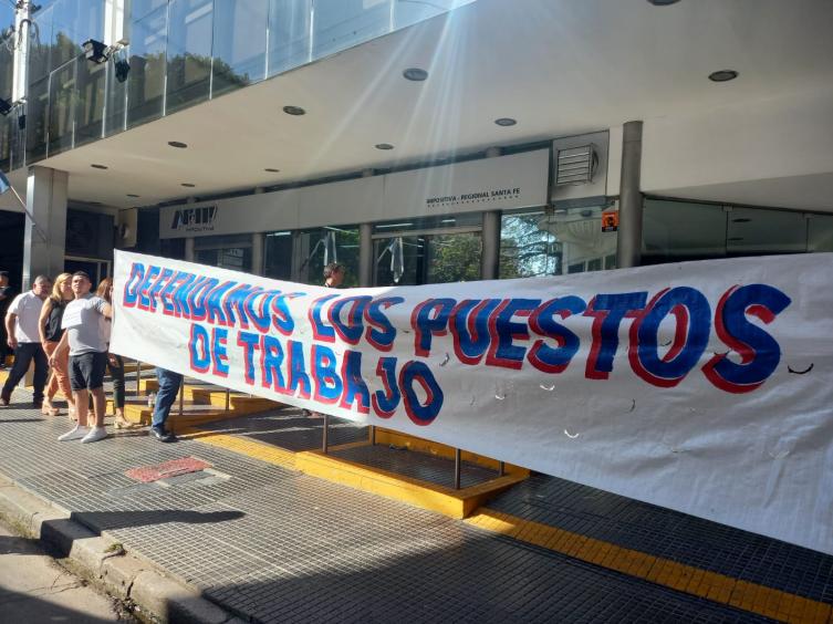 Protesta de empleados de una tabacalera por la suspensión de 80 compañeros
