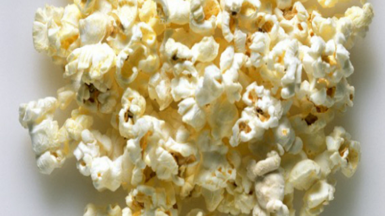 Los beneficios de comer palomitas de maíz