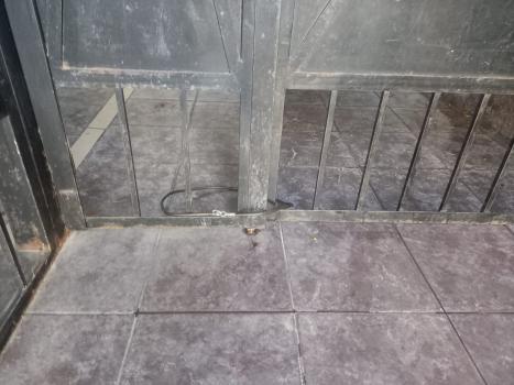 Volvieron los choca-puertas y quisieron llevarse una moto