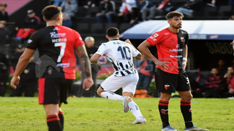 Colón no mantuvo la victoria con uno menos y Talleres se lo empató 2 a 2 sobre el final