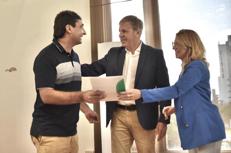 Emilio Jatón entregó 25 nuevas licencias de taxis