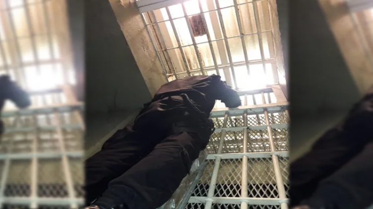 Un detenido de 45 años abrió las esposas de seguridad y escapó 