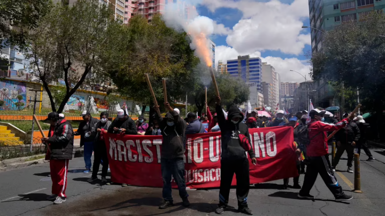 Maestros bolivianos endurecerán sus protestas contra el gobierno