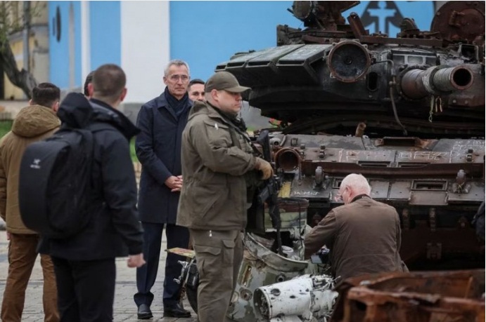 El jefe de la OTAN visitó Kiev y mostró su apoyo a Ucrania en la guerra