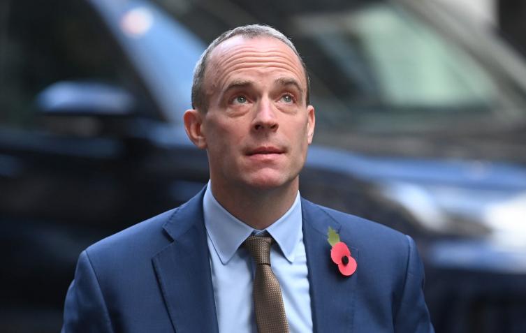 Renunció el viceprimer ministro británico por denuncias de acoso laboral en su contra 
