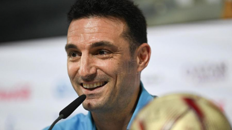 Scaloni brindó una charla con directores técnicos
