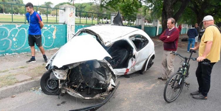 El joven herido en el accidente de la Costanera permanece estable con pronóstico reservado