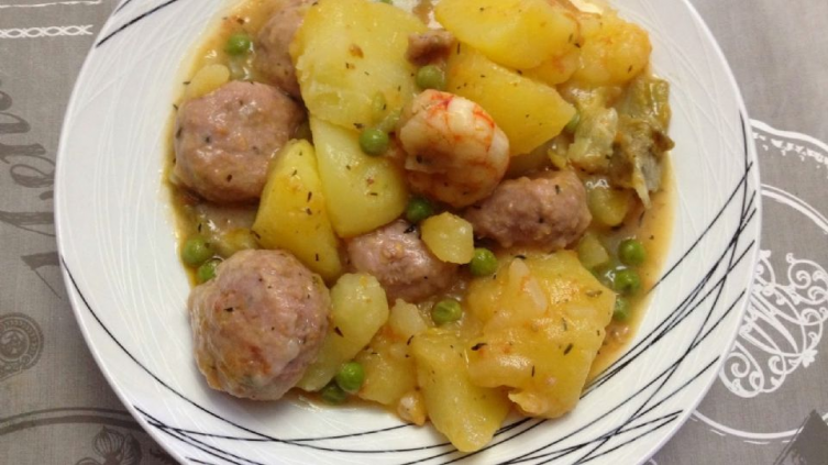 Guiso de albóndigas mixtas con papa y alcaucil