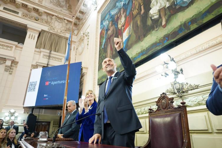 Perotti pidió “menos grieta y más diálogo” y criticó el centralismo porteño