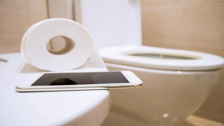 Razones por las que deberías dejar de usar el celular en el baño