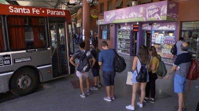 Defensores del Pueblo piden un mejor servicio de colectivos entre Santa Fe y Paraná