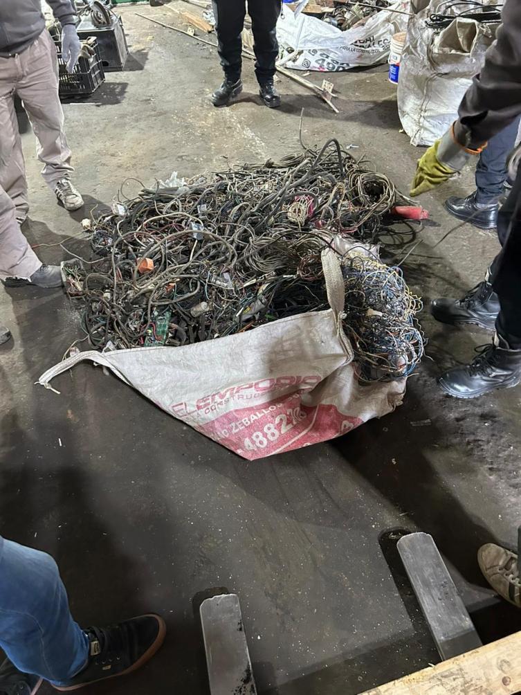 Encontraron materiales robados del alumbrado público en una chatarrería