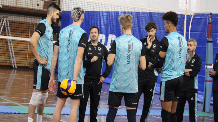 La selección de Voley entrena en el Cenard