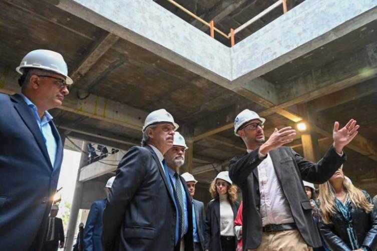 El presidente recorrió las obras del primer reactor de potencia íntegramente argentino
