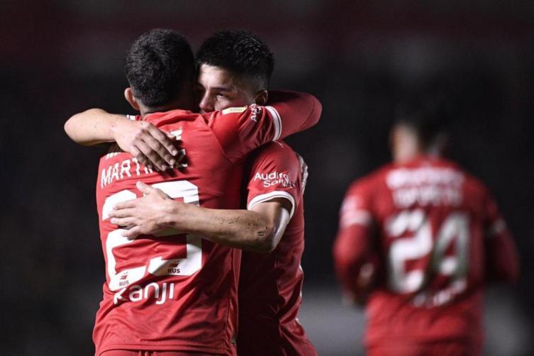 En un intenso partido, a Independiente se le escapó en el final e igualó ante Argentinos