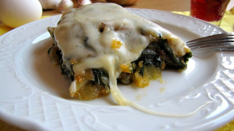 Pastel de acelgas y papas fritas con jamón y queso