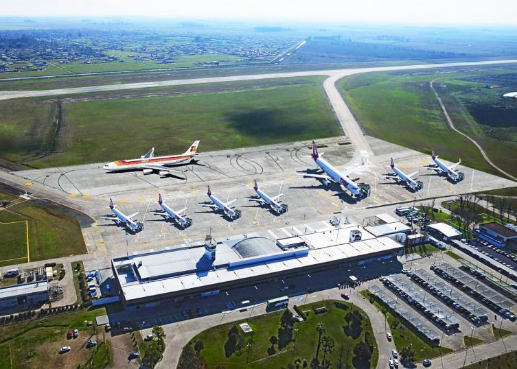 Perotti recorrió las obras de la terminal flexible del aeropuerto Islas Malvinas