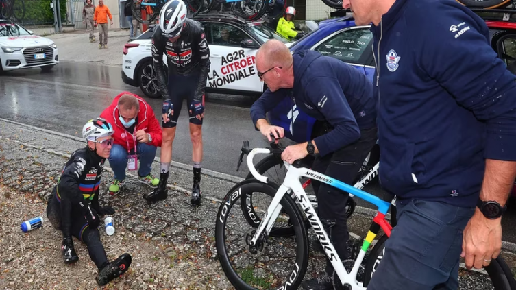 Giro de Italia: un perro atacó al campeón mundial de ciclismo en plena carrera
