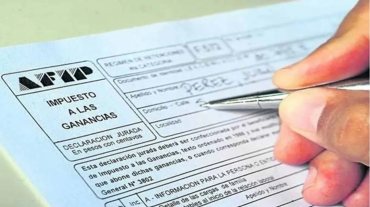 Ganancias: el Gobierno oficializó por decreto la suba del mínimo no imponible