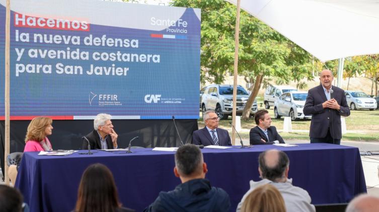 Perotti presidió la licitación de obras para la nueva defensa y avenida costanera