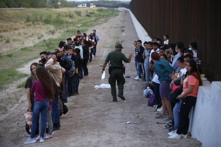 Tras la expiración del Título 42, cayó a la mitad la cantidad de migrantes que ingresan a Estados Unidos