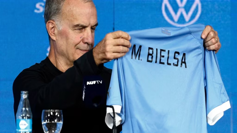 Marcelo Bielsa fue presentado como entrenador de Uruguay
