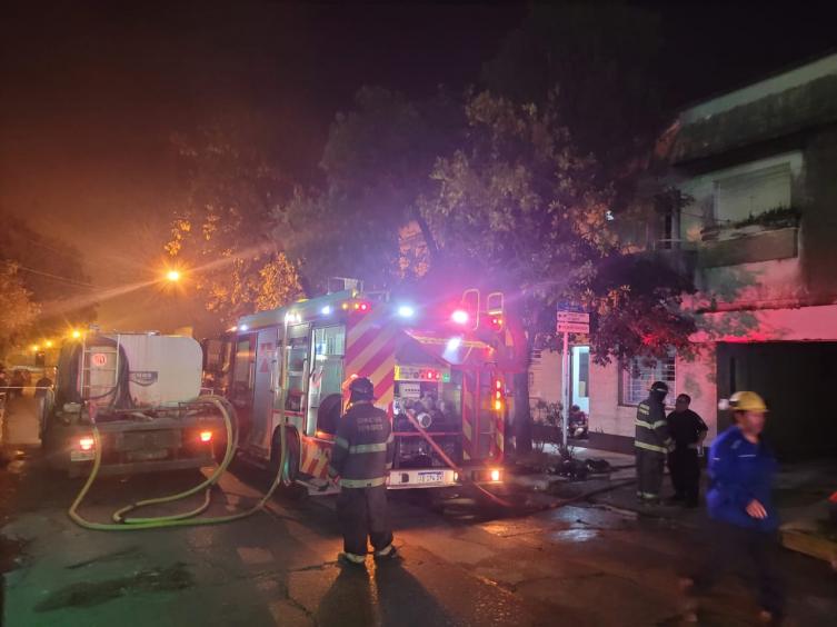 Impactantes imágenes del incendio en un depósito de acrílicos en Freyre al 3.200