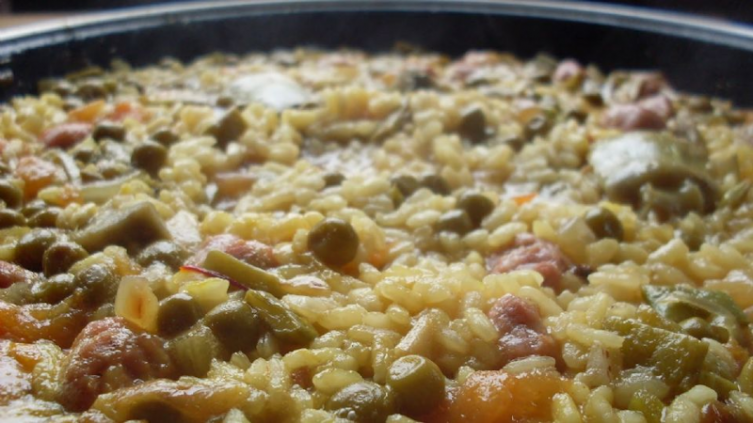Guisito de arroz, panceta, chorizo y vegetales