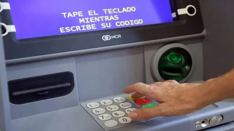 Asaltaron a un hombre cuando salía de un cajero 