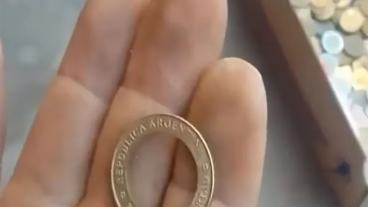 Anillo dorado de la moneda de 2 pesos: cuánto pagan los reducidores de metales