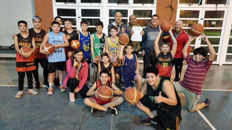 Castelló entregó aportes para el Polideportivo de la ciudad