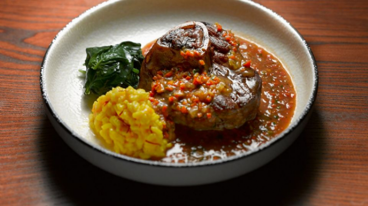 Ossobuco en salsa con arroz