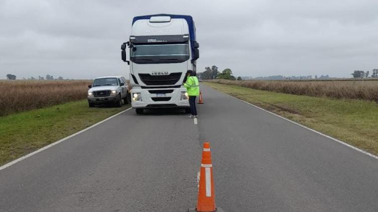 Multaron a un camión con 50 toneladas de exceso de carga