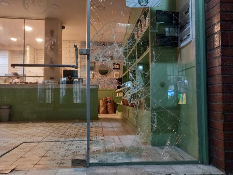 Robaron y provocaron destrozos en una panadería céntrica