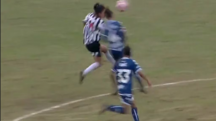 Fútbol femenino: una jugada generó un cambio de tarjetas sin el VAR