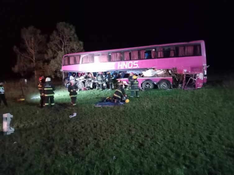 Al menos 5 muertos y varios heridos al chocar un micro y un camión en la ruta 34