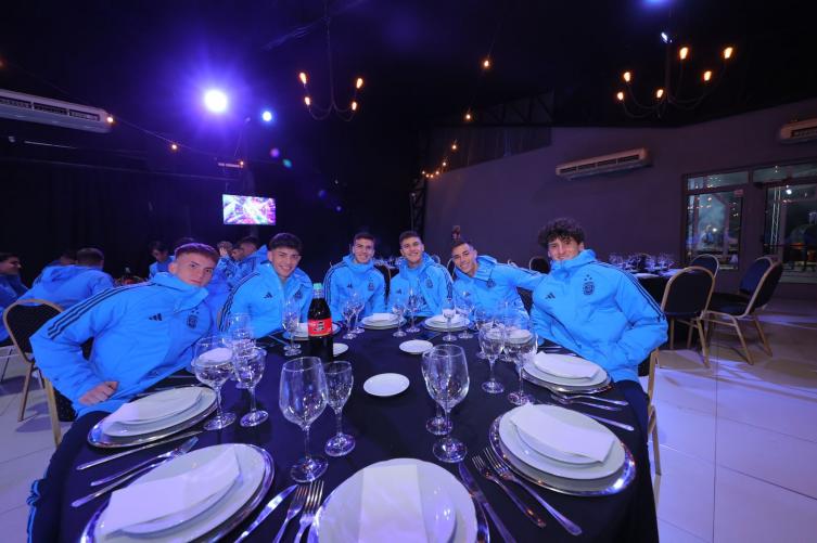 Asado y malambo para el seleccionado sub 20 antes del entrenamiento 