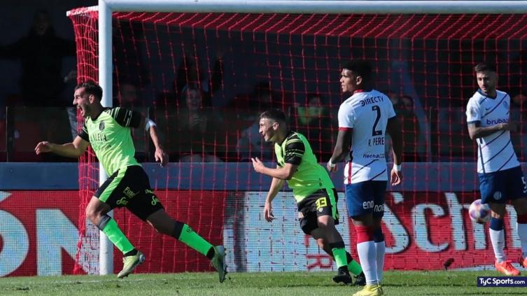 San Lorenzo perdió ante Barracas y no pudo acortar distancia con River 