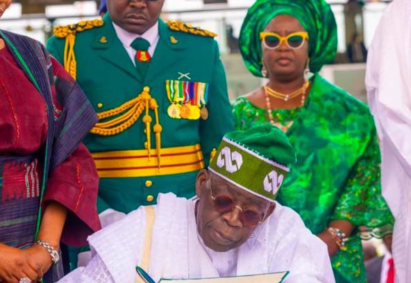 Asumió el nuevo presidente de Nigeria en plena crisis económica y de seguridad 