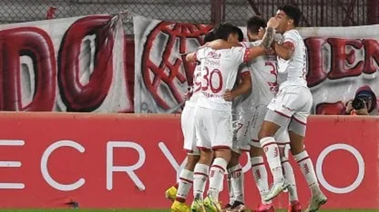 Unión sigue por la buena senda, derrotó a Huracán 1 a 0 en el Ducó