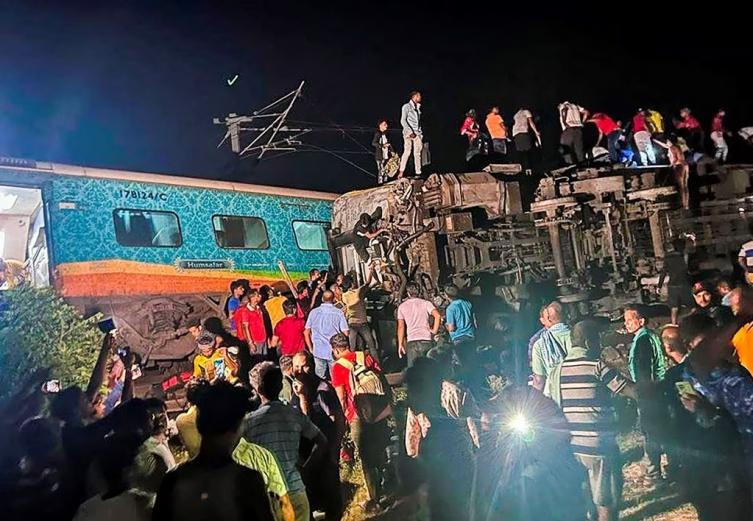 Ascienden a más de 200 los muertos por el accidente ferroviario en la India